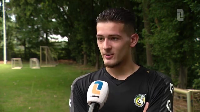 Justin Hubner tijdens een eerder interview bij Fortuna Sittard; archiefbeeld.